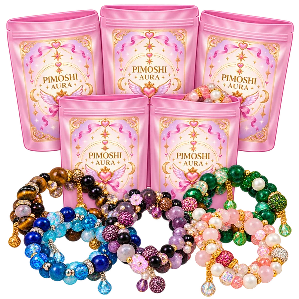 Fünf rosa PIMOSHI-Aura-Tüten mit bunten Perlenarmbändern davor